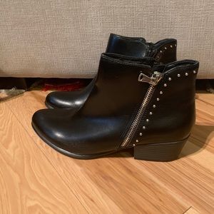 Super cute black ankle booties !
